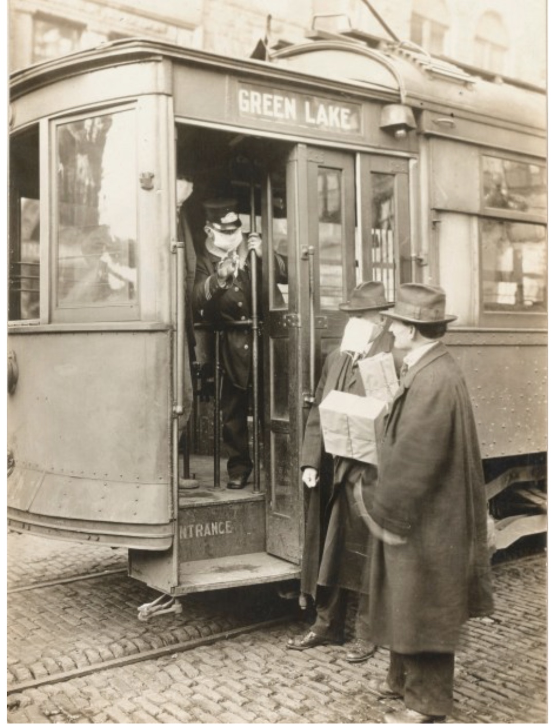 Trolley riders in Seattle wearing masks to avoid infection. (Source: National Archives)