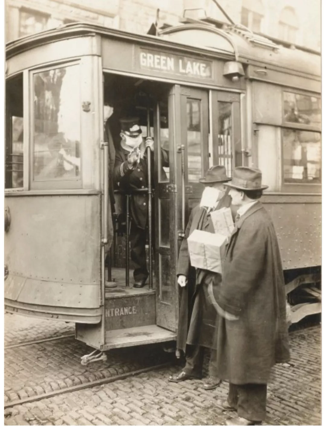 Trolley riders in Seattle wearing masks to avoid infection. (Source: National Archives)